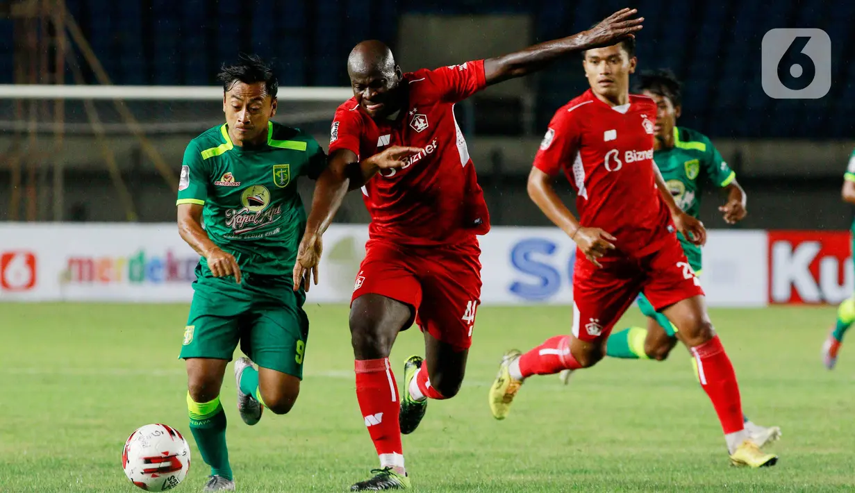 Penyerang Persebaya Surabaya, Samsul Arif (kiri), berebut bola dengan bek Persik Kediri, OK John (kanan), pada laga Piala Menpora 2021 di Stadion Si Jala Harupat, Bandung, Selasa (23/3/2021). (Bola.com/M Iqbal Ichsan)