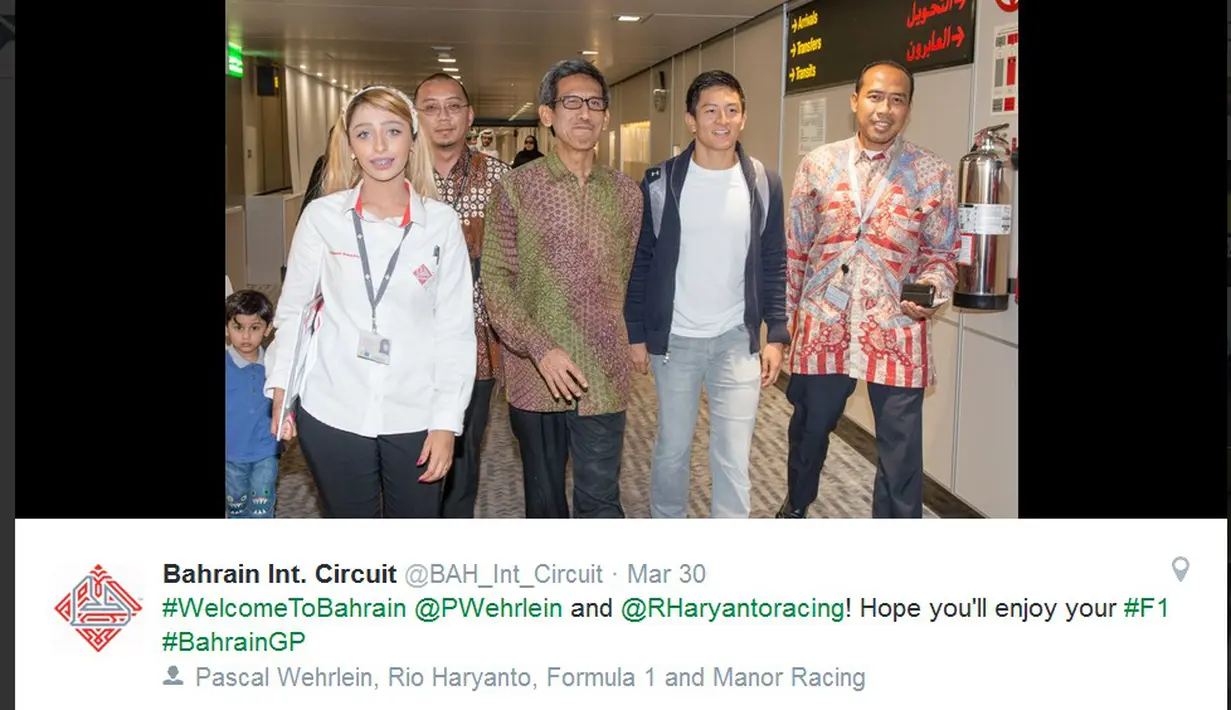 Dubes RI Manama, Chilman Arisman (tengah), menjemput langsung Rio Haryanto saat tiba di Bandar Udara Internasional Bahrain, Selasa (29/3/2016). (Bola.com/Twitter)