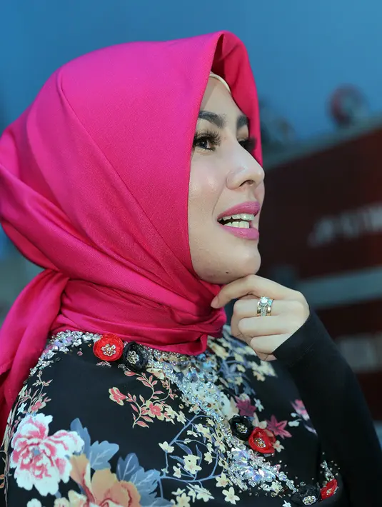 "Bulan Januari sempat ngimpi, dingajiin ama mama, aku jadi mayit. Setelah itu jadi ga bisa tidur, jantung berdebar," kata Kartika Putri di studio Trans TV, kawasan Tendean, Jakarta Selatan, Senin (12/2/2018). (Deki Prayoga/Bintang.com)