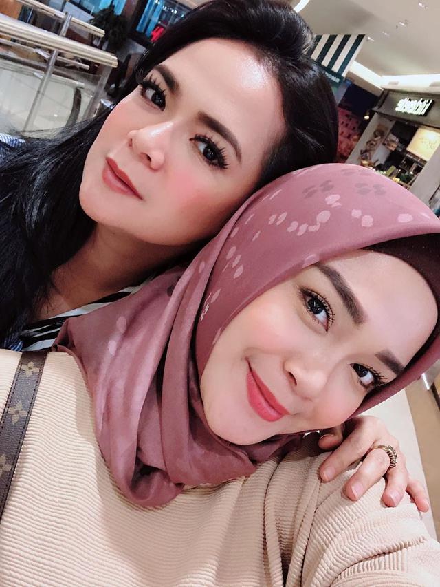 Sering Dikira Kembar, Ini 7 Potret Kebersamaan Shezy dan Sheza Idris