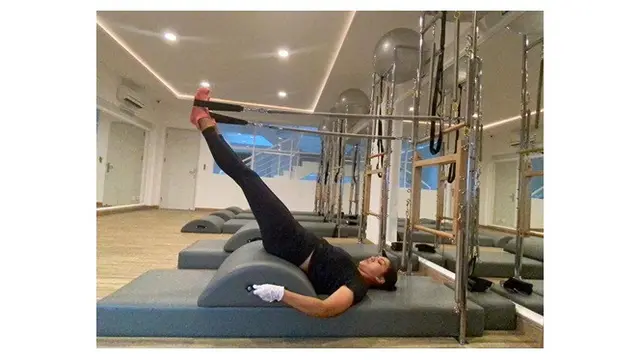 Miliki Badan Bugar, Ini 7 Potret Donna Agnesia saat Pilates
