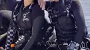 Gisel pun mengenakan wetsuit hitam dengan motif catur di bagian lengan. Rambutnya diikat ke belakang yang memerlihatkan wajah glowingnya. [@karbearv]
