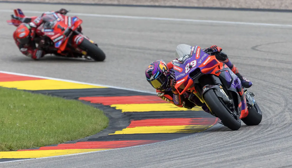 Jorge Martin dari Prima Pramac Racing memimpin balapan disusul Francesco Bagnaia dari Ducati Lenovo pada MotoGP Jerman 2024 yang digelar di Sirkuit Sachsenring, Jerman, Minggu (7/7/2024) waktu setempat.  (AFP/Radek Mika)