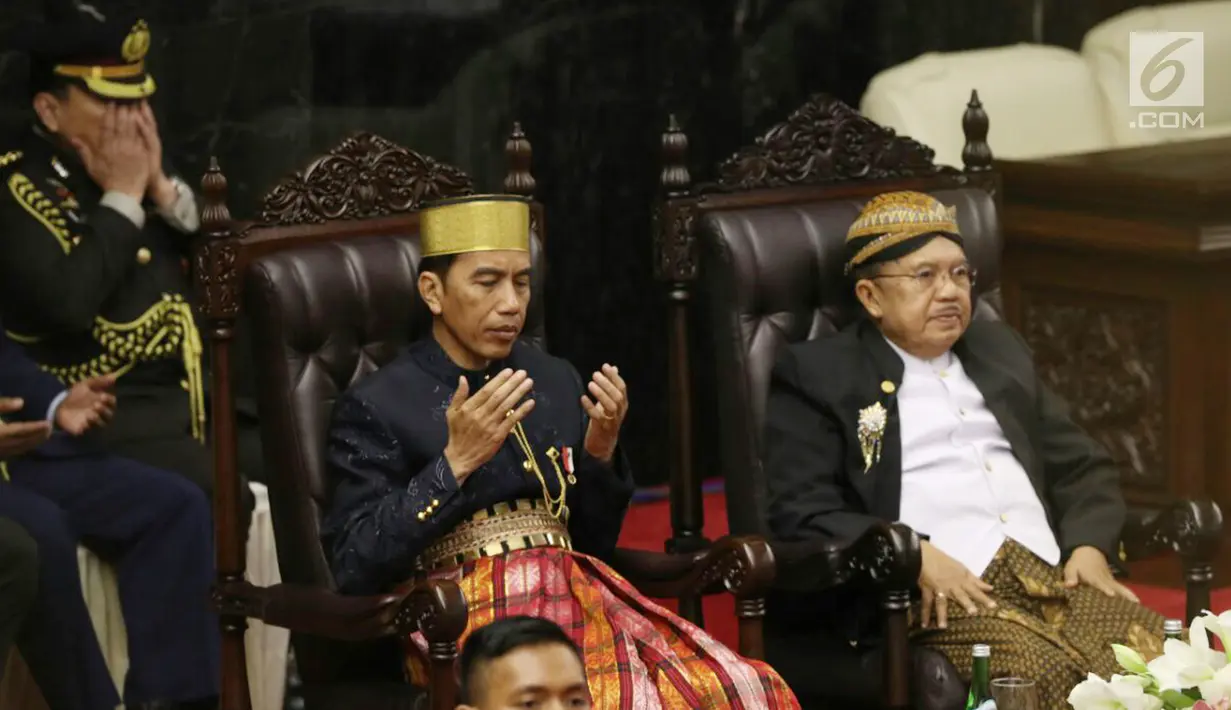 Presiden RI Joko Widodo dan Wapres Jusuf Kalla ketika berdoa dalam Sidang Tahunan MPR RI Tahun 2017 yang dibuka oleh Ketua MPR Zulkifli Hasan di Gedung Parlemen Senayan, Jakarta, Rabu (16/08). (Liputan6.com/Johan Tallo)