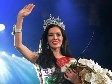 Kontestan dari Filipina Trixie Maristela melambaikan tangan usai dinobatkan sebagai Miss International Queen 2015 di Pattaya, Thailand, Jumat (6/11). Kontes kecantikan bagi waria ini diikuti 27 kontestan dari 17 negara. (AFP Photo/Pornchai Kittiwongsakul)