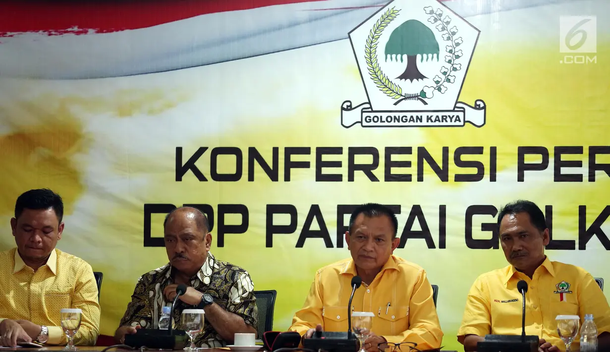 Sekjen DPP Partai Golkar Lodewijk Friederch saat memberi keterangan pers terkait SK Pengurus DPP Partai Golkar, Jakarta, Kamis (25/1). Revitalisasi DPP Partai Golkar agar fokus menghadapi tahun politik 2018 dan 2019. (Liputan6.com/JohanTallo)