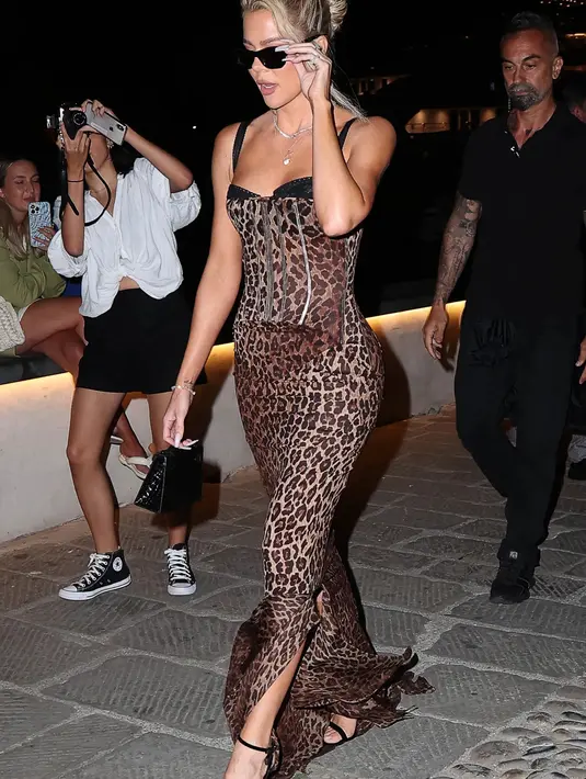 <p>Sementara itu, Khloe terlihat mengenakan gaun leopard yang pas dengan korset built-in.</p>