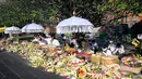 <p>Seorang perempuan Hindu berdoa saat mengikuti sembahyang perayaan hari raya Galungan di Pura Jagat Natha di Denpasar, Bali, Rabu (8/6/2022). Hari Raya Galungan merupakan hari merayakan kemenangan kebaikan (Dharma) melawan kejahatan (Adharma). (SONNY TUMBELAKA / AFP)</p>