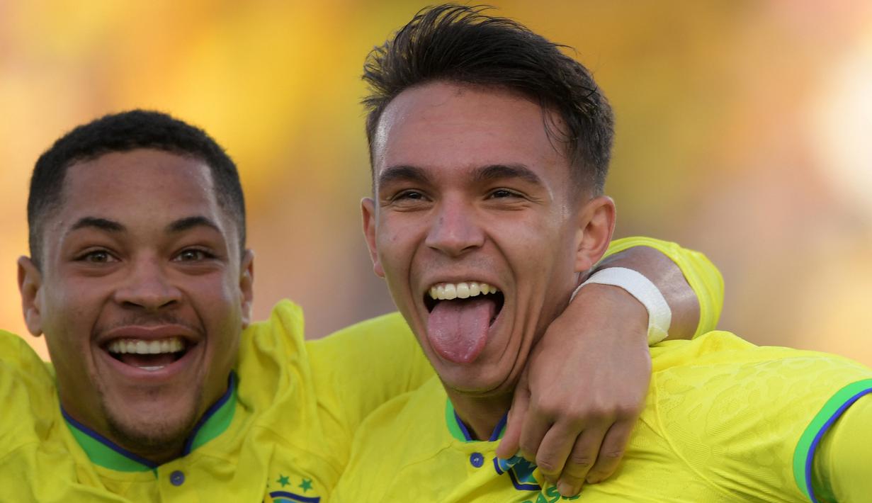 Dua gol kemenangan Brasil dicetak oleh Giovane (kanan) dan Ronald. Dengan hasil ini Brasil telah mengoleksi 9 poin hasil dari sapu bersih 3 kemenangan dan sementara memimpin klasemen dan dipastikan lolos meski masih menyisakan dua laga lagi. (AFP/Daniel Munoz)