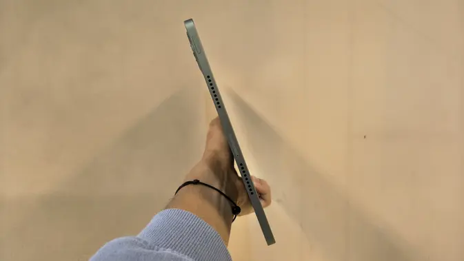 <p>Tampak sisi kiri Moto Pad 60 Pro. (Liputan6.com/Anka Fergy Agustian)</p>