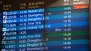 Sebuah papan informasi memperlihatkan jadwal penerbangan dari Wuhan yang dibatalkan di Bandara Internasional Ibu Kota Beijing pada Kamis (23/1/2020). Pemerintah China menghentikan semua penerbangan dan kereta api yang meninggalkan Wuhan, kota pusat penyebaran virus korona. (AP/Mark Schiefelbein)