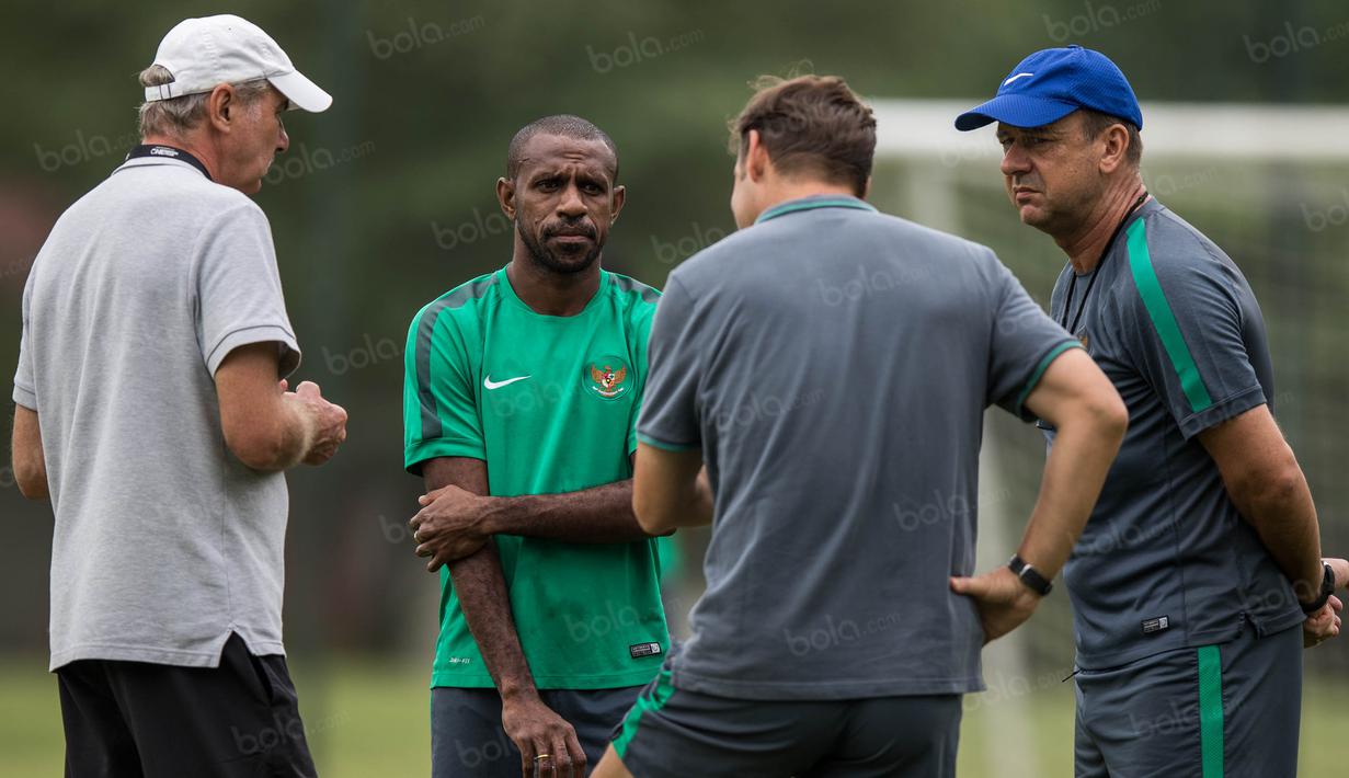 Pelatih Timnas Indonesia, Alfred Riedl, bersama staff kepelatihan memberikan pengarahan kepada Boaz Solossa sebelum memulai latihan di Lapangan SPH Karawaci, Banten, Minggu (11/12/2106). (Bola.com/Vitalis Yogi Trisna)