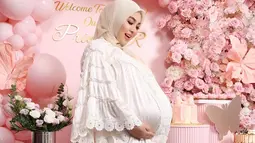 Lewat akun Instagramnya, Syahrini mengungkap foto sehari jelang melahirkan Princess R. Dia mengenakan busana putih berenda. (Foto: Instagram/ princessyahrini)