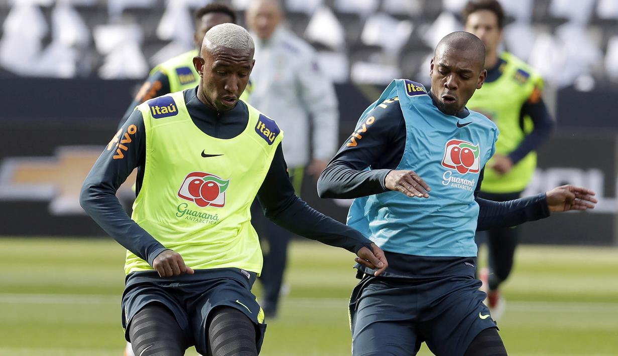 Gelandang Brasil, Fernandinho dan Talisca saat latihan jelang laga persahabatan di Berlin, Jerman, Selasa, (27/3/2018). Brasil akan berhadapan dengan Jerman. (AP/Michael Sohn)
