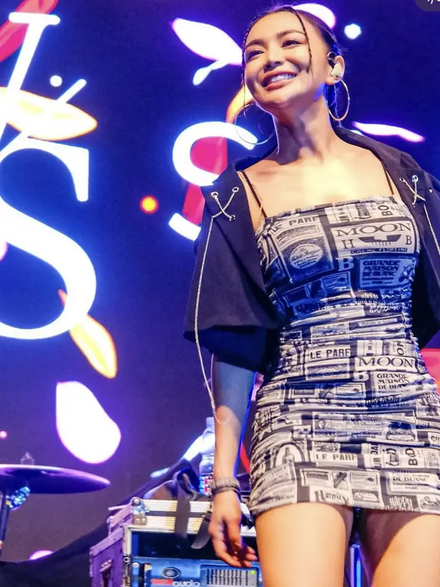 Gaya Wika Salim saat di Atas Panggung, (@wikasalim)