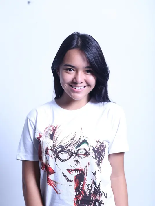 "Iya ini pertama kalinya dan jujur kita memang bukan penyanyi. Nanti kita nyanyi jadi kaya drama musikal," ucap Amanda Manopo saat ditemui di SCTV Tower, Senayan City, Jakarta beberapa waktu lalu. (Nurwahyunan/Bintang.com)