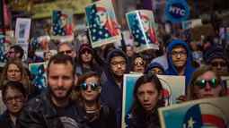 Sejumlah orang berunjuk rasa mendukung Muslim Amerika dan aksi protes kebijakan imigrasi Presiden Donald Trump di Times Square, New York, Minggu (19/2). (AP/Andres Kudacki)
