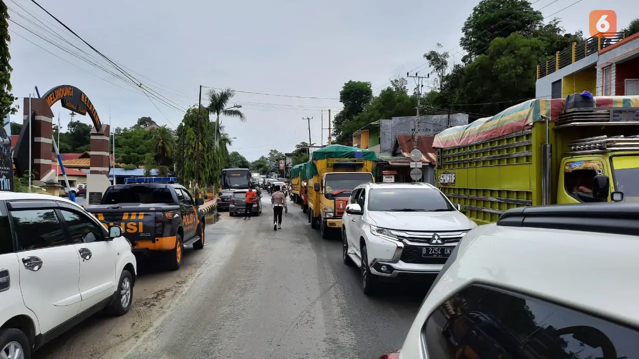 Polisi kawal mobil pembawa bantuan untuk korban gempa Majene dan Mamuhu (Liputan6.com/Abdul Rajab Umar)