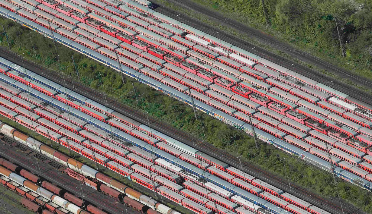 Barisan kereta Deutsche Bahn saat berada di tempat penyimpanan di North Rhine-Westphalian, Jerman (6/5/2015). Mogok kerja masinis Deutsche Bahn dimulai pada Senin (4/5/2015). (Reuters/Wolfgang Rattay)