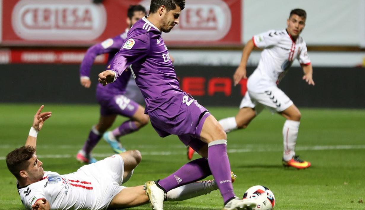 Striker Real Madrid, Alvaro Morata, berusaha dihadang pemain Cultural Leonesa, Ivan Gonzalez, pada leg pertama babak 32 besar Copa del Rey di Reino de Leon, Leon, Rabu (26/10/2016). (AFP/Cesar Manso)