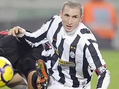Duel antara bek Juventus Giorgio Chiellini (kanan) dengan gelandang AC Milan Gennaro Ivan Gattuso dalam lanjutan Serie A di Olimpic Stadium, Turin, 10 Januari 2010. AFP PHOTO / Damien Meyer