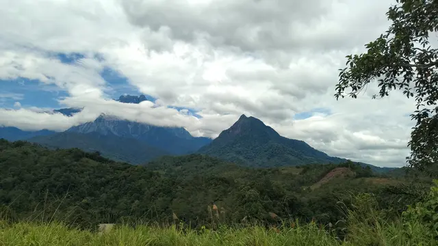 Pemandangan Gunung Nungkok di Malaysia. (Dok: https://www.gunungbagging.com/nungkok/nggallery/page/2)