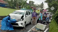 Tabrakan beruntun yang melibatkan empat kendaraan bermotor terjadi ruas jalan Wonosari - Yogyakarta, tepatnya di Putat Patuk Gunungkidul. (Liputan6.com/ Hendro Ary Wibowo)