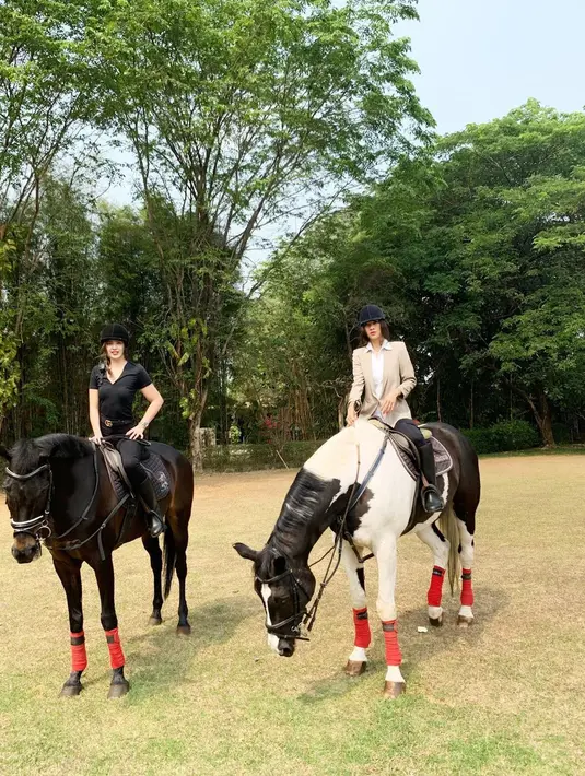 Adinda Bakrie, sosialita berparas cantik ini adalah anak dari Indra Bakrie, adik Aburizal Bakrie. Ia adalah sepupu ipar dari Nia Ramadhani. (Foto: Instagram/ Adinda Bakrie)