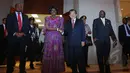 Wakil Presiden Zambia Inonge Wina (kiri) mengaku ingin banyak belajar dari Indonesia, JCC Jakarta, Selasa (21/4/2015). JK bersalaman dengan Wina usai mengadakan pertemuan bilateral.(Liputan6.com/Herman Zakharia)