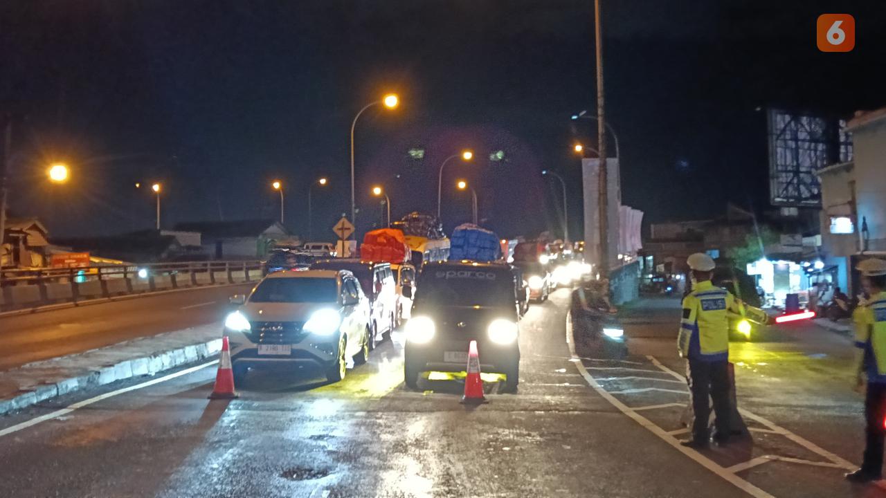Polisi Buka Tutup Jalan di Cikuasa Atas, Cilegon, Banten. (Jumat, 28/03/2025). (Yandhi Deslatama/Liputan6.com).
