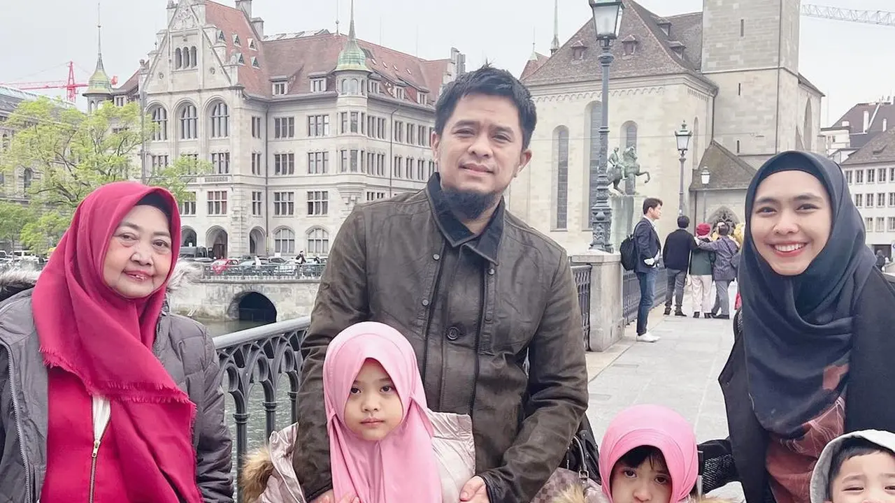 6 Potret Kedekatan Oki Setiana Dewi dan Ibunda Selama di Swiss, Penuh Kehangatan