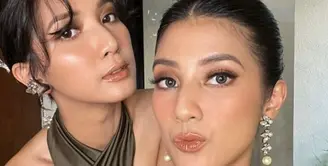 Keduanya juga kompak mengenakan anting panjang yang beri kesan penampilan makin elegan. Bisa jadi inspirasi tampilan bridesmaid kamu nih, Sahabat Fimela! [IG/@fitaanggriani/@sheiladaisha]