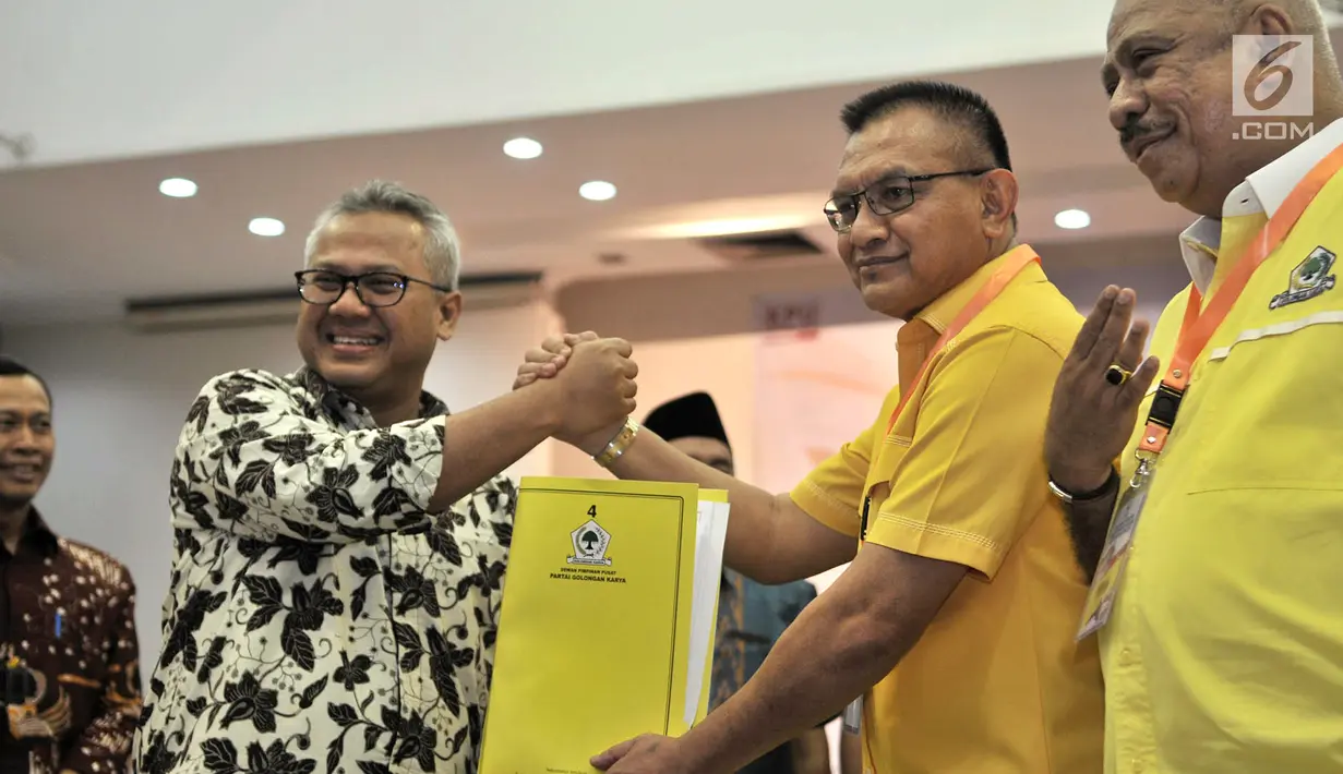 Sekjen Partai Golkar Lodewijk Paulus (kedua kanan) menyerahkan berkas bakal caleg ke Ketua KPU Arif Budiman di Gedung KPU, Jakarta, Selasa (17/7). Partai Golkar daftarkan 575 bakal caleg. (Merdeka.com/Iqbal S Nugroho)