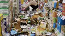 Sejumlah barang berjatuhan ke lantai sebuah toko menyusul gempa bumi di Hirakata, Osaka, Senin (18/6). Badan Meteorologi Jepang awalnya menempatkan besarnya gempa di 5,9 tetapi kemudian menaikkannya menjadi 6,1 SR. (Ikuo Tatsumi/ Kyodo News via AP)