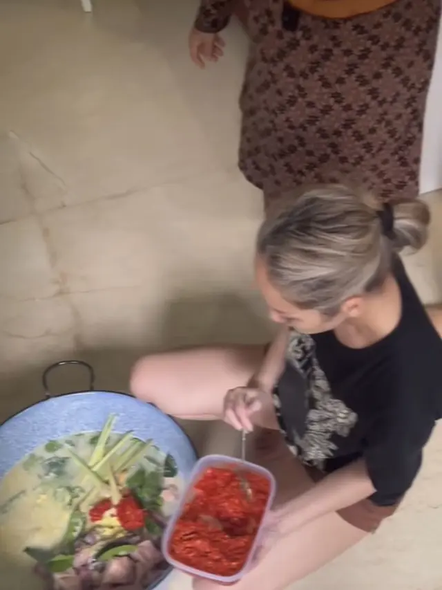 Potret Bunga Citra Lestari Saat Masak Rendang dan Gulai.