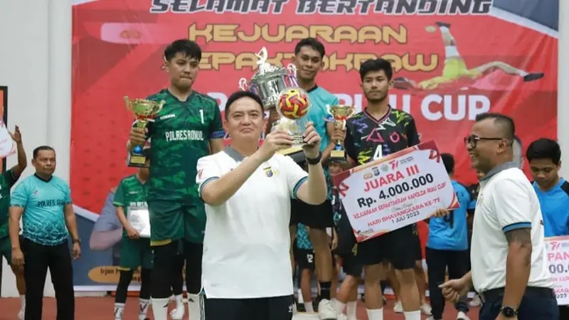 Kapolda Riau Irjen Mohammad Iqbal menyerahkan piala turnamen sepak takraw Hari Bhayangkara dalam rangka mencari bibit atlet untuk ASEAN Games.