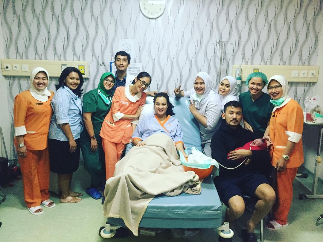 Ada Tali Pusat di Foto Bayi, Atiqah Hasiholan Jalani Lotus ...