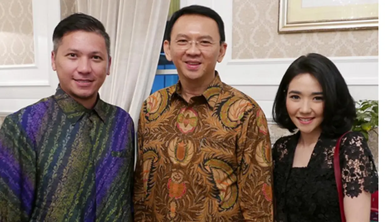 Dukungan juga dari presenter musik Inbox Gading Martin yang turut hadir dalam undangan makan malam bersama Ahok. Gading beserta istri, Gisel juga siap mendukungnya menuju DKI 1 lagi. (Bintang.com/gadiiing)
