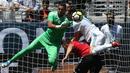 Kiper Manchester United, Sergio Romero, mengamankan gawangnya dari sundulan gelandang Real Madrid, Gareth Bale, pada laga ICC 2017 di Stadion Levi's, California, Minggu (23/7/2017). MU menang atas Madrid 2-1 melalui adu penalti. (AFP/Beck Diefenbach)