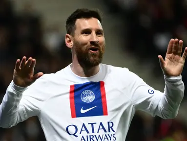 Pemain Paris Saint-Germain (PSG) Lionel Messi melakukan selebrasi usai mencetak gol ke gawang Nice (OGCN) pada pertandingan sepak bola Liga Prancis di Stadion Allianz Riviera, Nice, Prancis, Sabtu (8/4/2023). (CHRISTOPE SIMON/AFP)
