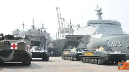 Citizen6, Tanjung Priok: Tiga kapal perang TNI AL dari jajaran Kolinlamil melaksanakan embarkasi kendaraan amfibi Marinir yang akan digunakan pada latihan pendaratan amfibi Pasmar-2, Jumat (13/7). (Pengirim: Dispenkolinlamil)

 