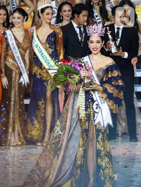 Puteri Indonesia 2022 terpilih Laksmi Shari De Neefe Suardana mengenakan mahkota saat Malam Puncak Grand Final Pemilihan Puteri Indonesia 2022 di Plenary Hall Jakarta Convention Center (JCC) Senayan, Jakarta, Jumat (27/5/2022). Laksmi Shari De Neefe Suardana terpilih menjadi Puteri Indonesia 2022. (Liputan6.com/Herman Zakharia)