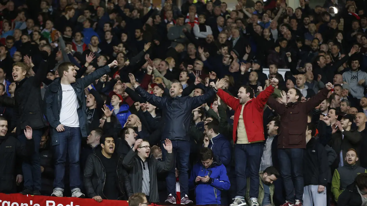 Fans Liverpool dan Manchester United terlibat bentrok pada leg kedua Europa League, Kamis (17/3/2016).
