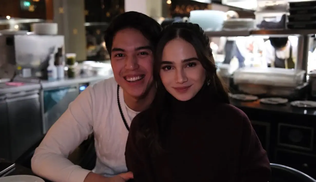 Nikmati makan malam, Syifa Hadju menata rambutnya dengan half ponytail. Poni panjang di bagian depan mempertegas rahang pipi yang simetris [@syifahadju]