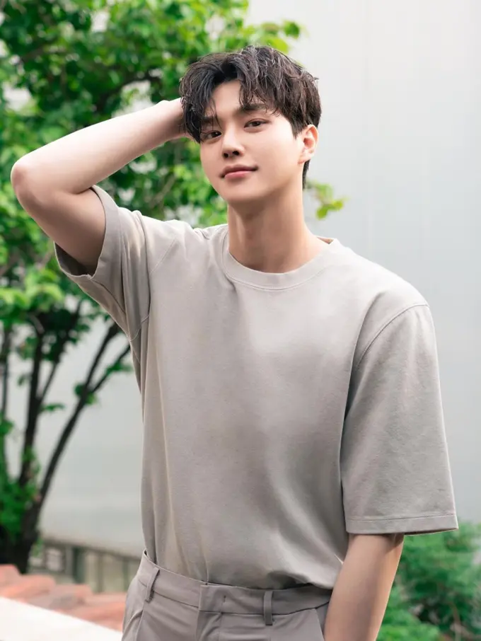 Gaya Rambut Si Ganteng Song Kang, Comma Hair Khas Oppa Korea