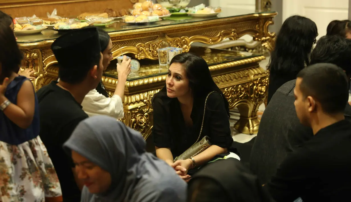 Wulan Guritno saat di kediaman Julia Perez di Perumahan Raffles Hills, Cibubur, Jakarta Timur, Sabtu (10/6/2017) malam. Wulan juga melihat sahabatnya tersebut tak pernah mengeluh dengan penyakitnya. (Nurwahyunan/Bintang.com)
