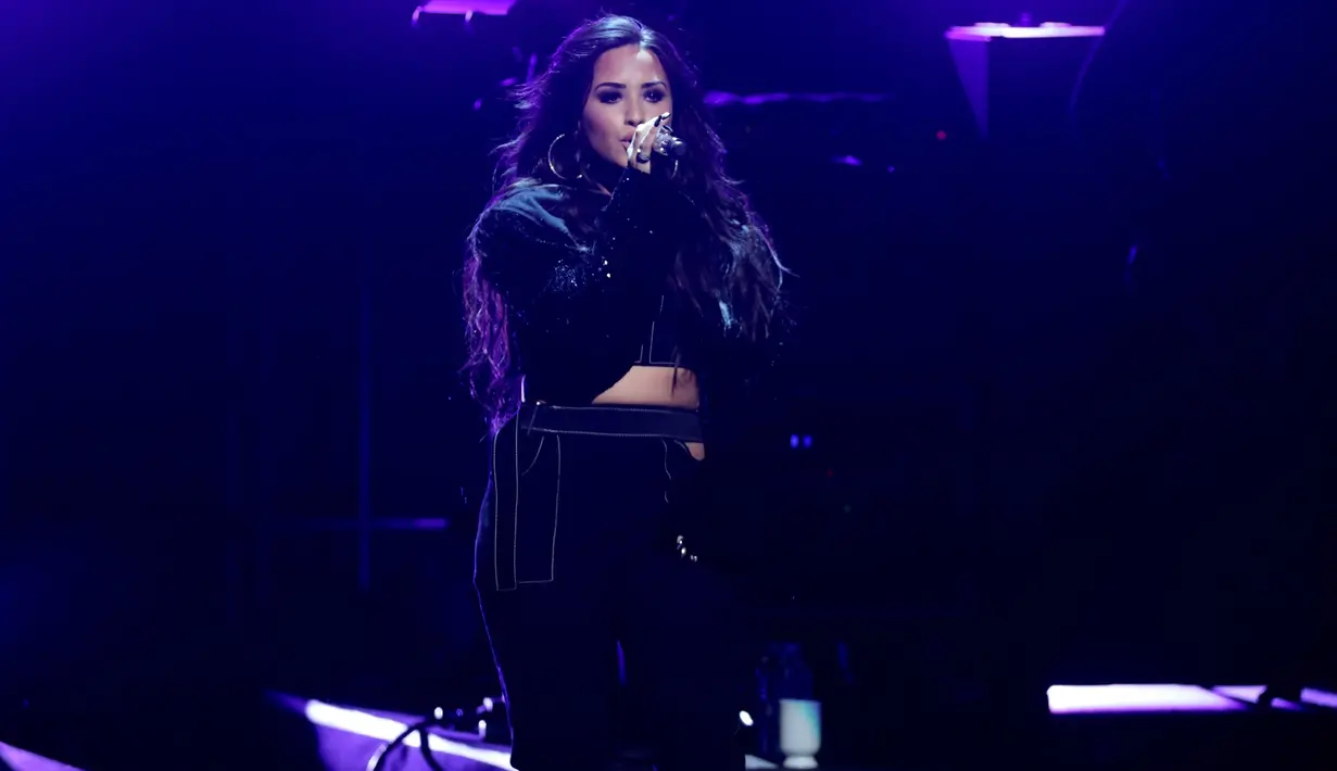 Fans yang datang ke konser pun mengaku melihat aktris Camp Rock itu terlihat berkaca-kaca saat konser. (CINDY ORD / GETTY IMAGES NORTH AMERICA / AFP)