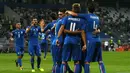 Para pemain Italia merayakan gol yang dicetak Ciro Immobile ke gawang Israel pada laga kualifikasi Piala Dunia 2018 di Stadion Reggio Emilia, Italia, Selasa (5/9/2017). Italia menang 1-0 atas Israel. (AFP/Vicenzo Pinto)