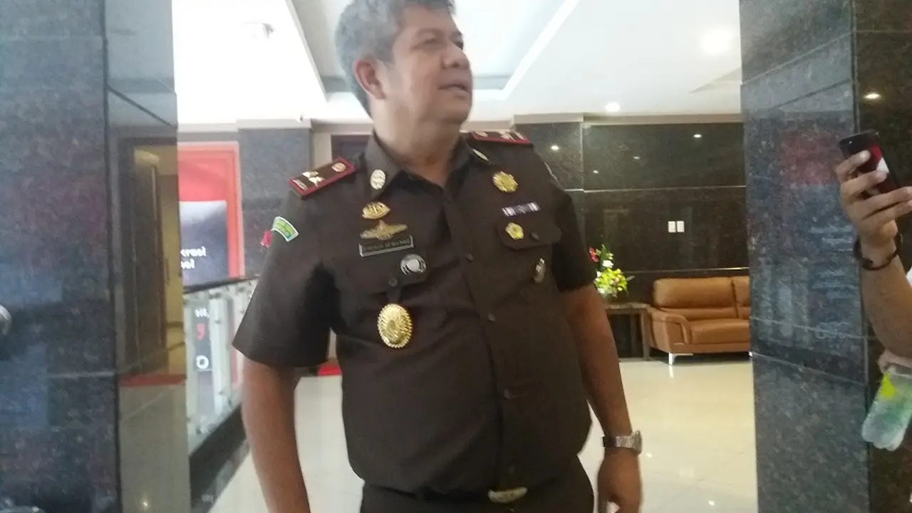 Kajati Sulsel, Firdaus Dewilmar memastikan akan mendalami keterlibatan anak kandung Bupati Enrekang dalam kasus dugaan suap DAK Rp39 miliar di Kabupaten Enrekang (Liputan6.com/ Eka Hakim)