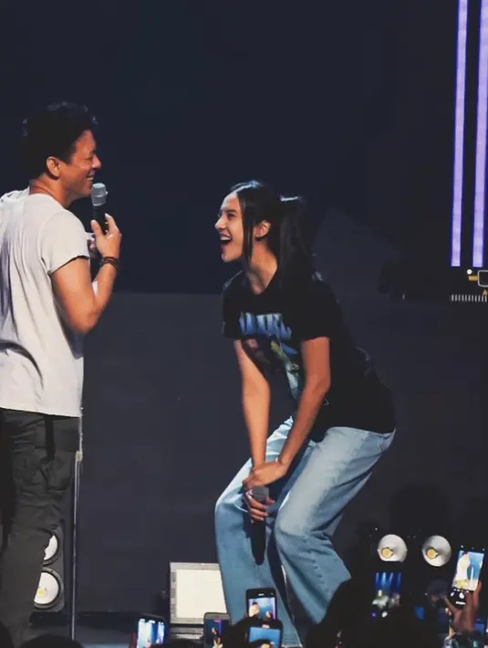 Anya memadukan t shirt tersebut dengan celana denim loosenya.  (@anyageraldine)